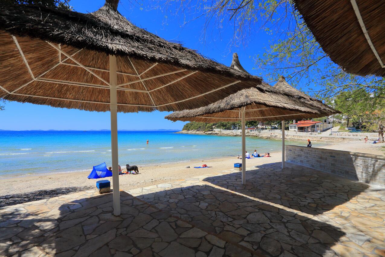 La spiaggia più vicina - Appartamenti con parcheggio Morter - Murter