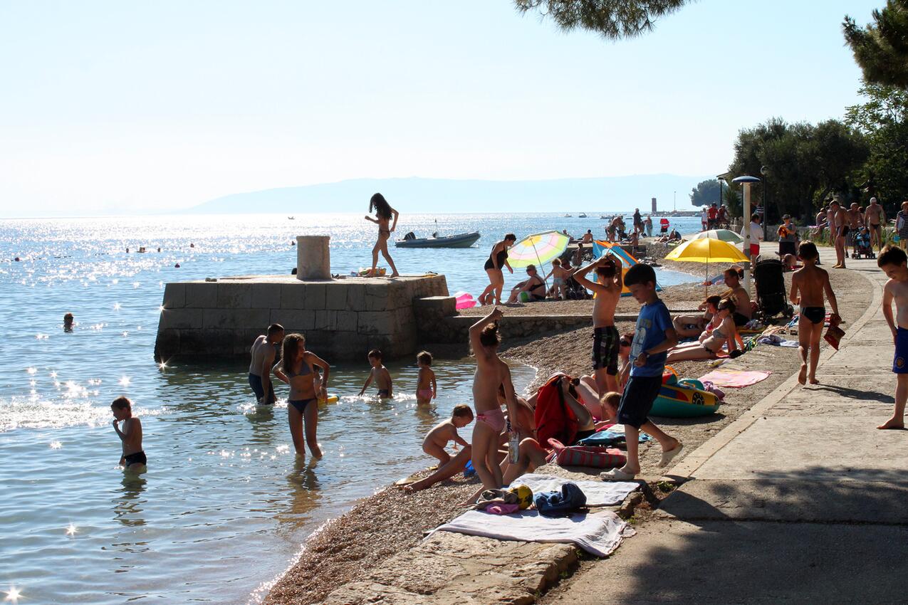 Nearest beach - Apartments with parking spaces Cres