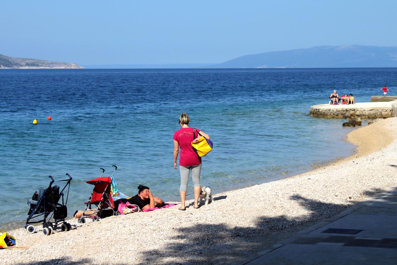 Nearest beach - Apartments with parking spaces Cres