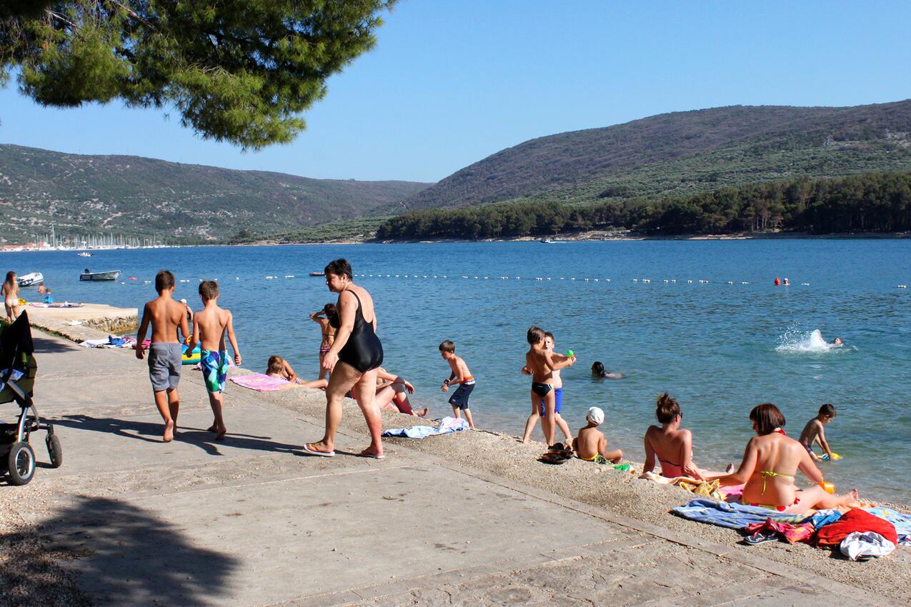 Nearest beach - Apartments with parking spaces Cres