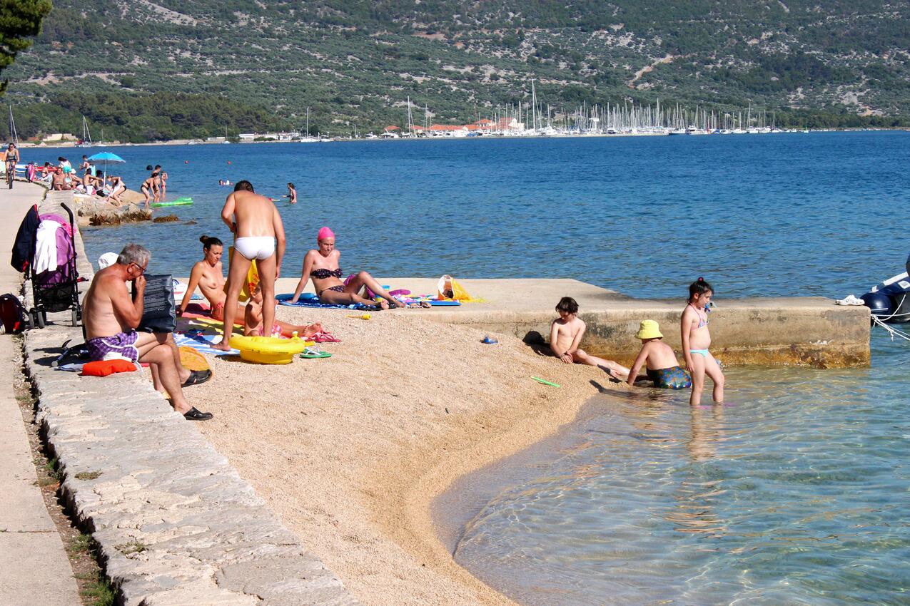 Nearest beach - Apartments with parking spaces Cres