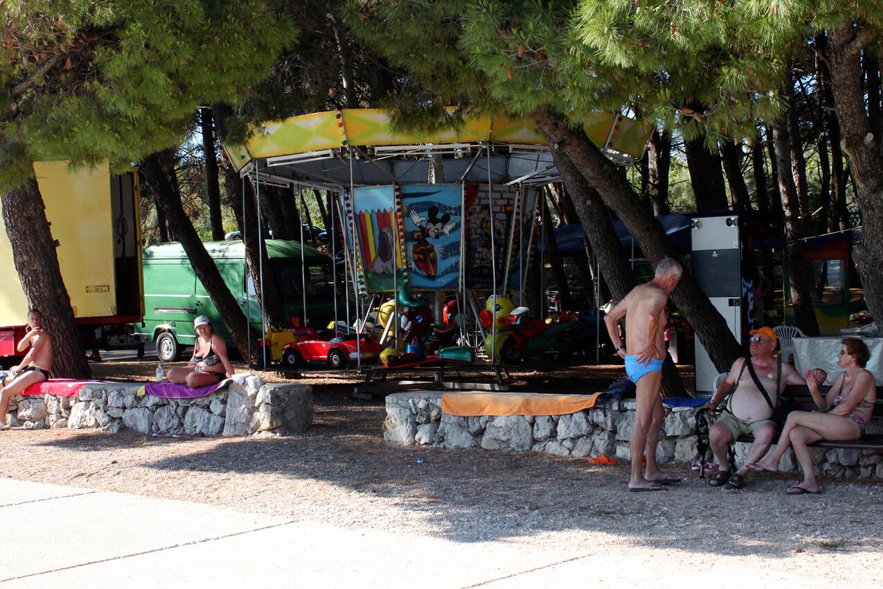 Nearest beach - Apartments with parking spaces Cres