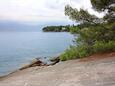 Najbliža plaža Plaža  u mjestu Splitska, Brač.