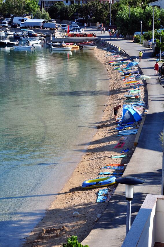 Nearest beach - Apartments with parking spaces Metajna, Pag