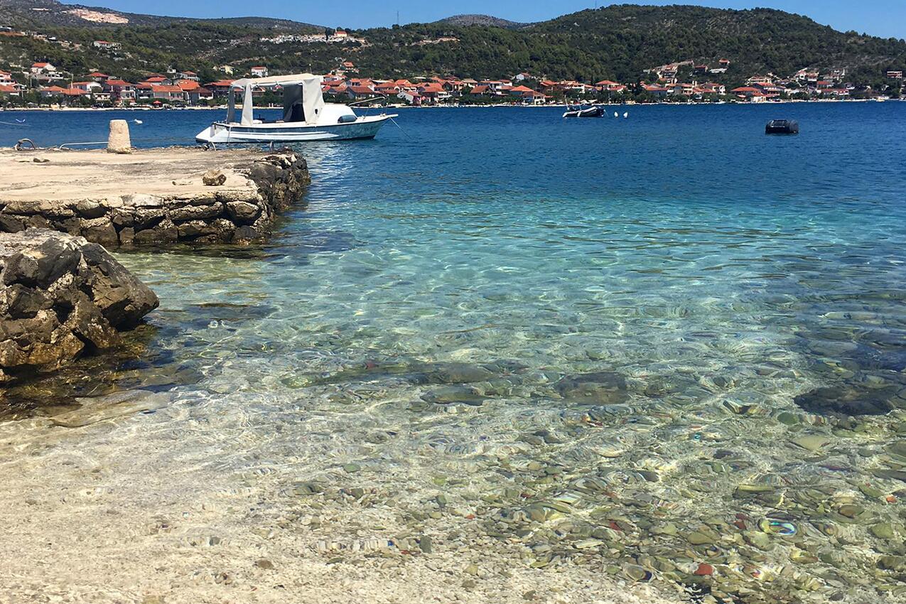 La spiaggia più vicina - Appartamenti accanto al mare con piscina Poljica, Traù - Trogir