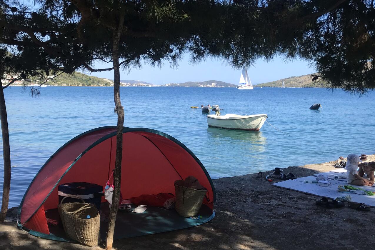 La spiaggia più vicina - Appartamenti accanto al mare con piscina Poljica, Traù - Trogir