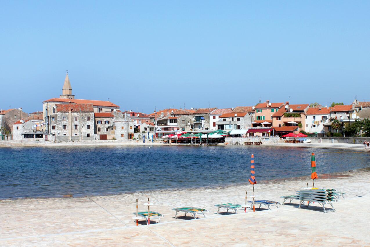 Nearest beach - Apartments with parking spaces Umag