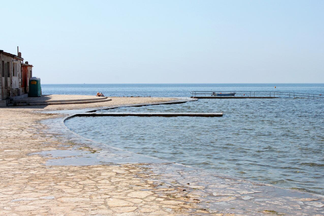 Nearest beach - Apartments with parking spaces Umag