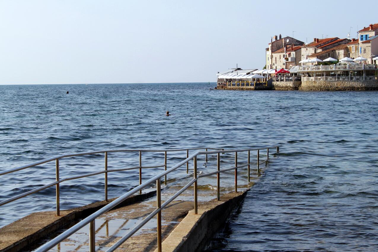 Nearest beach - Apartments with parking spaces Umag