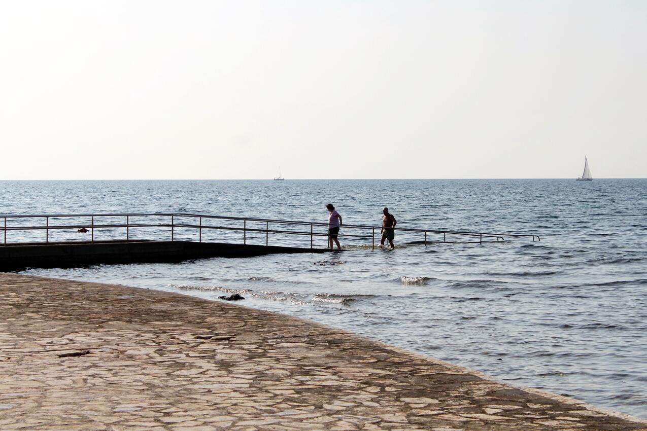 Nearest beach - Apartments with parking spaces Umag