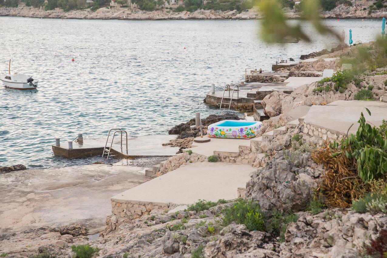 Najbliža plaža - Apartmani uz more Ražanj, Rogoznica