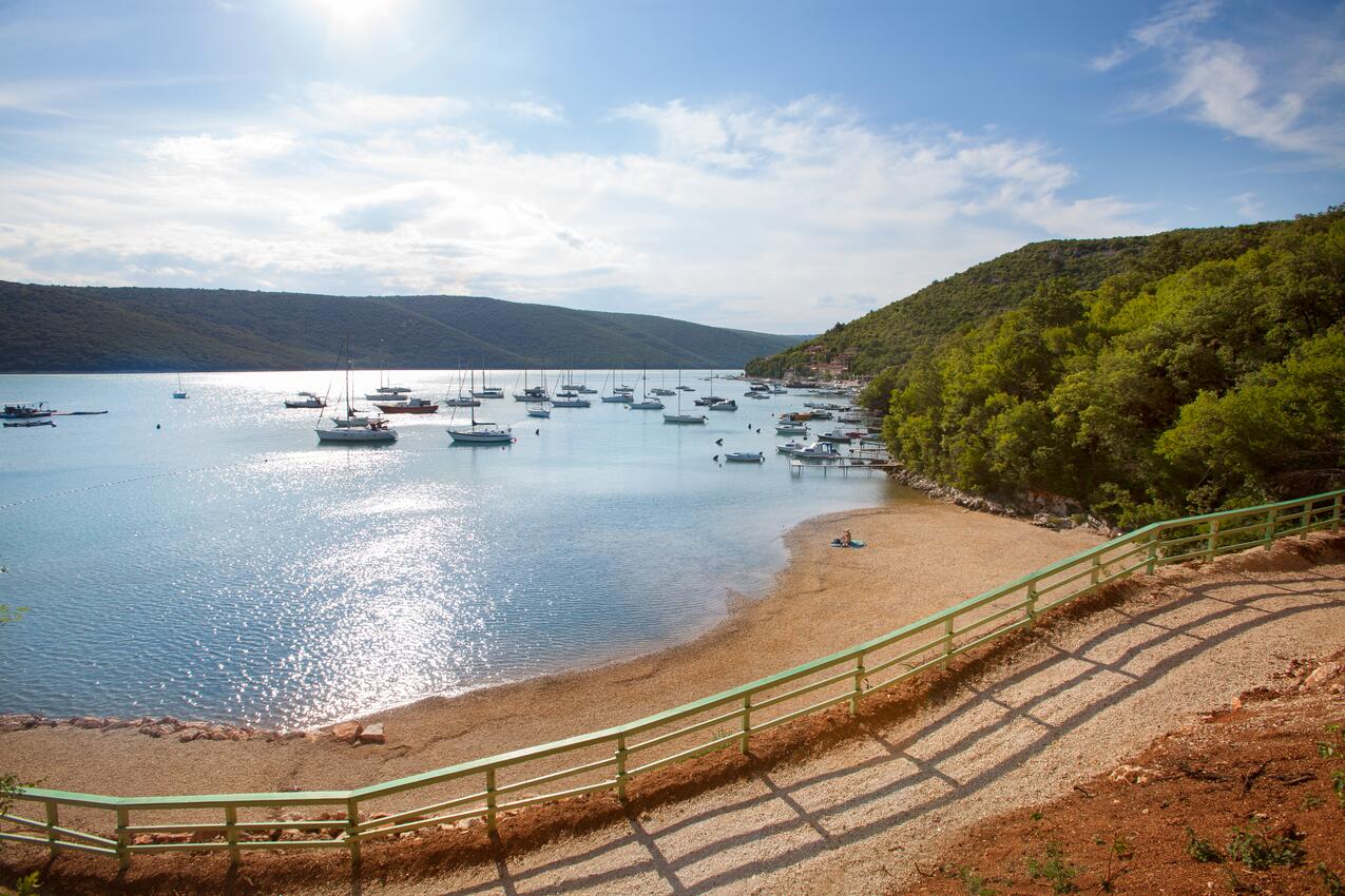 Najbliža plaža - Apartmani s parkingom Trget, Raša