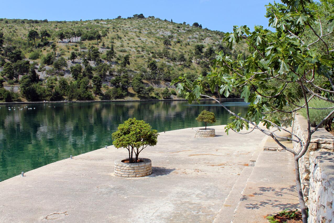 La spiaggia più vicina - Appartamenti accanto al mare per famiglie Zaton, Krka