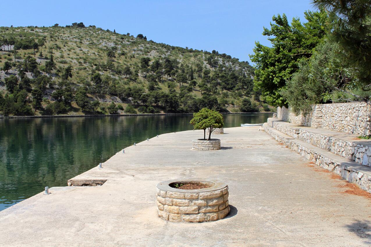 La spiaggia più vicina - Appartamenti accanto al mare per famiglie Zaton, Krka