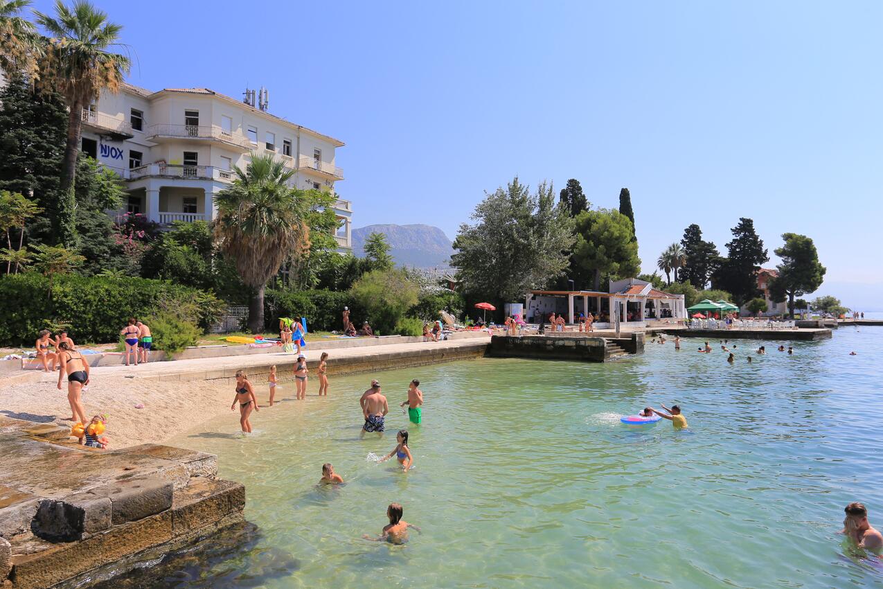 Nächster Strand - Ferienwohnungen mit Parkplatz Kastel Luksic, Kastela
