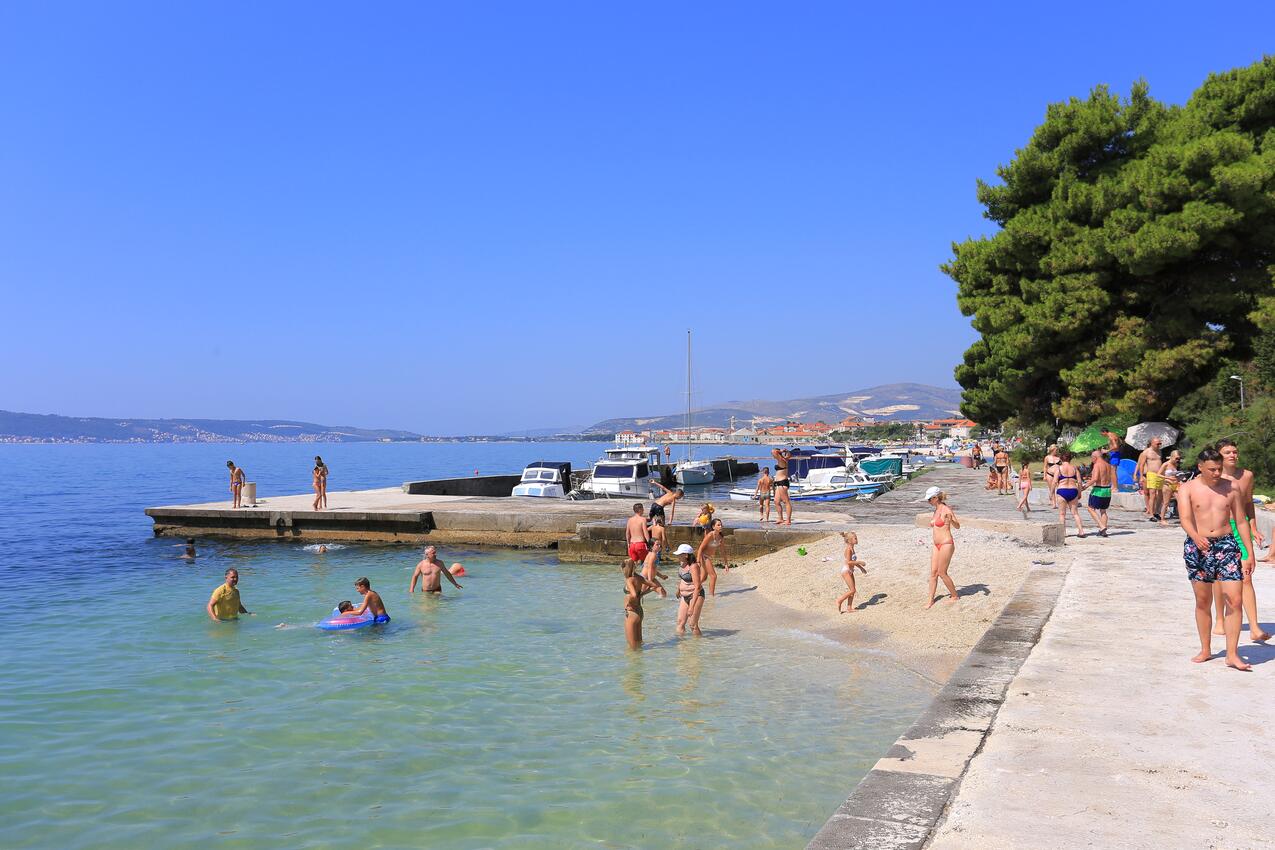 Nächster Strand - Ferienwohnungen mit Parkplatz Kastel Luksic, Kastela