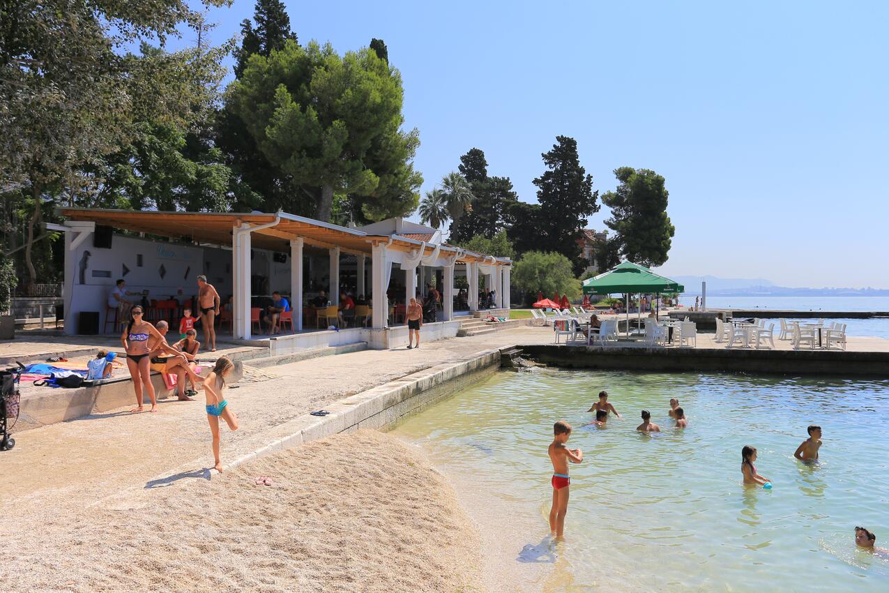 Nächster Strand - Ferienwohnungen mit Parkplatz Kastel Luksic, Kastela