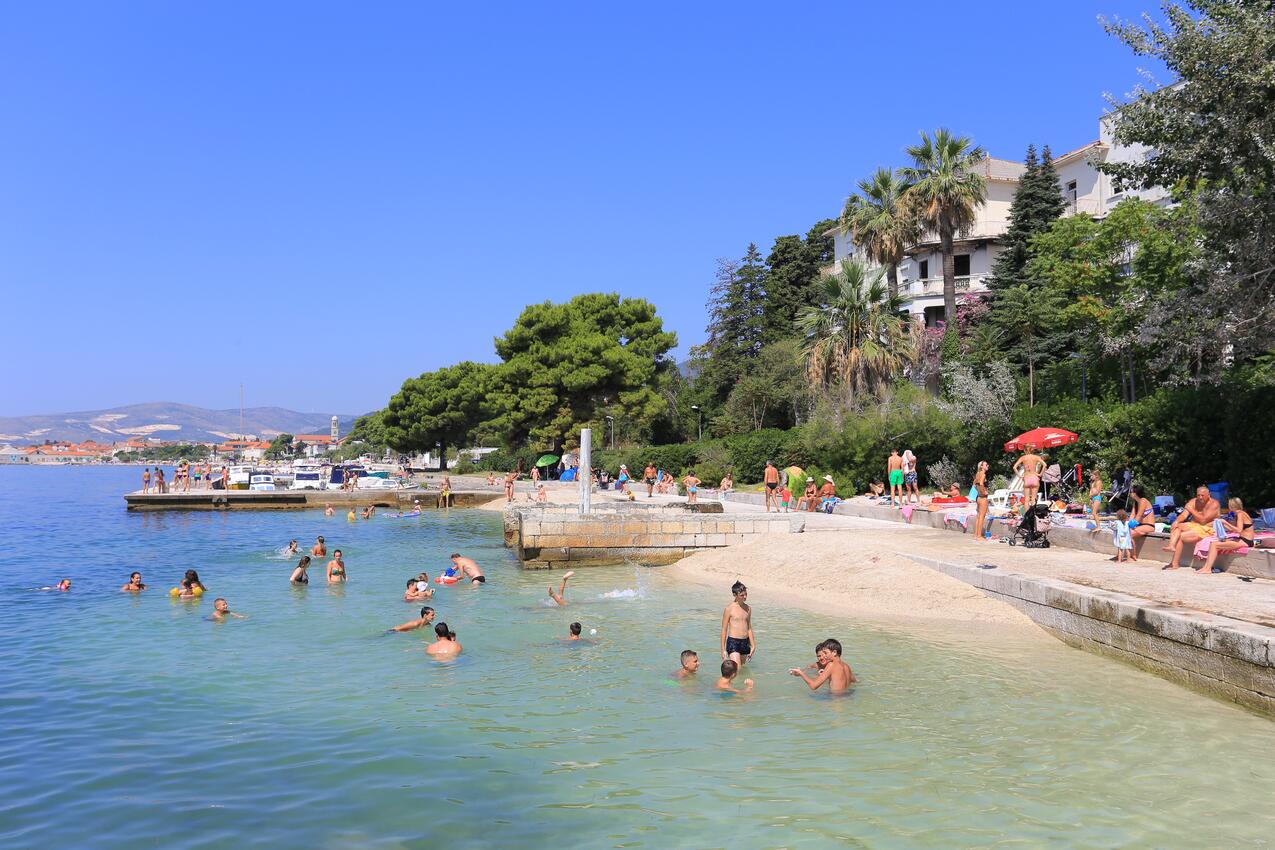 Nächster Strand - Ferienwohnungen mit Parkplatz Kastel Luksic, Kastela