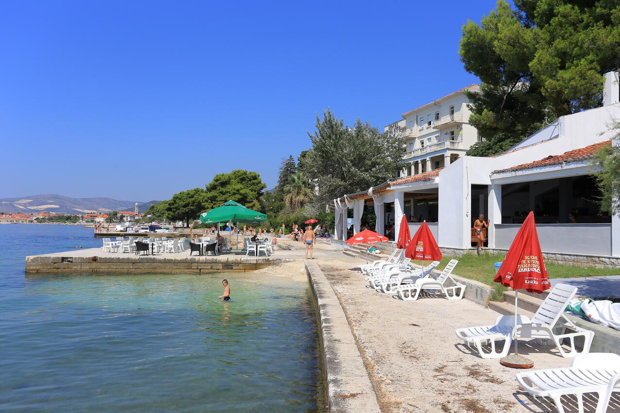 Nächster Strand - Ferienwohnungen mit Parkplatz Kastel Luksic, Kastela