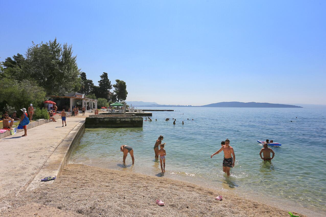 Nächster Strand - Ferienwohnungen mit Parkplatz Kastel Luksic, Kastela