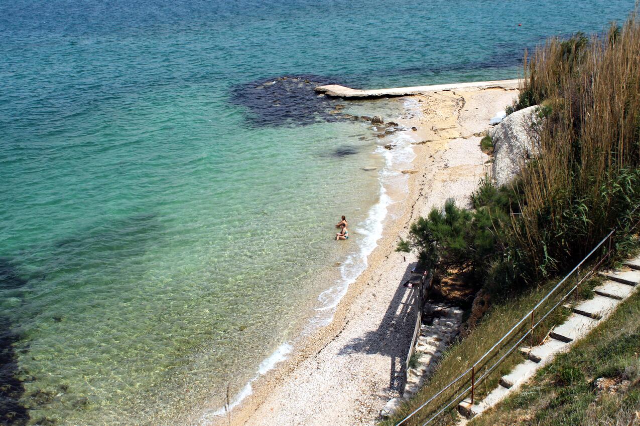 Najbliža plaža - Apartmani s parkingom Pag