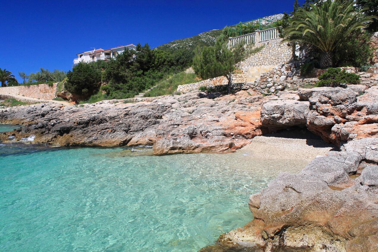 Nächster Strand - Ferienwohnungen mit Parkplatz Zavala, Hvar