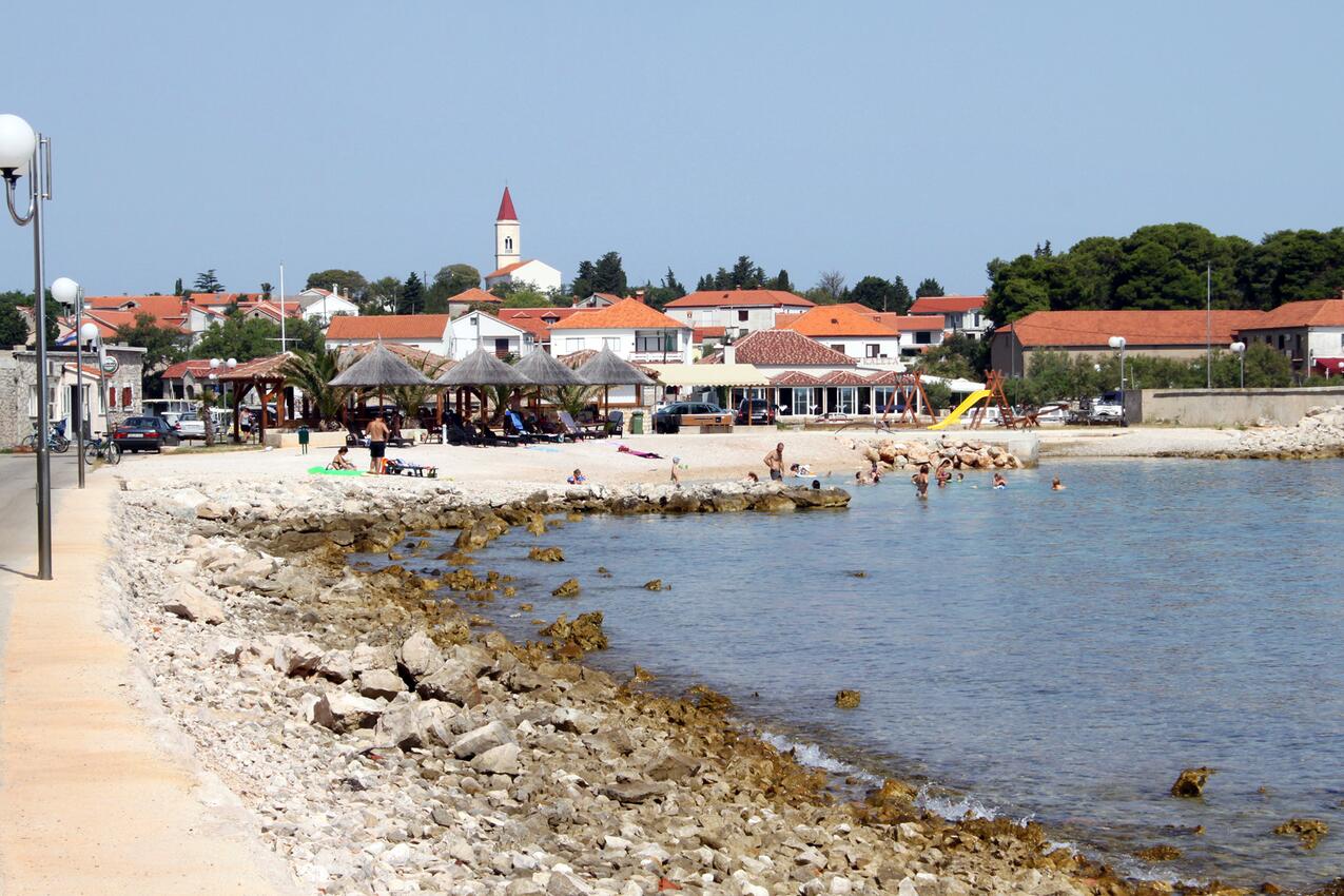 Nearest beach - Apartments with parking space Ugljan