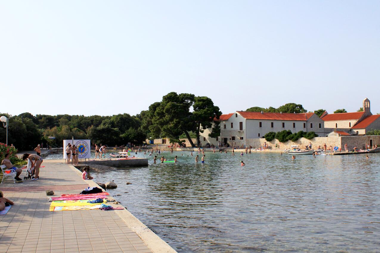 Nearest beach - Apartments with parking space Ugljan