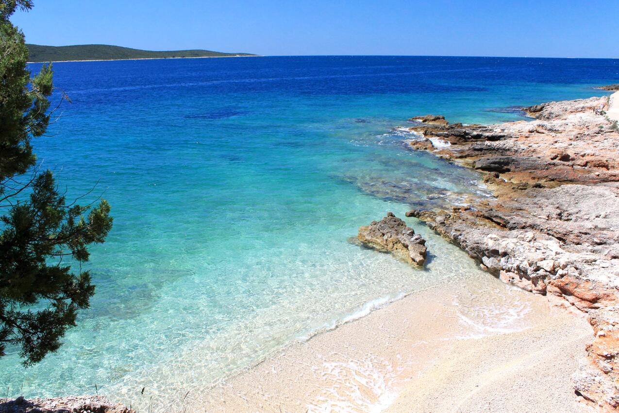 Nächster Strand - Ferienwohnungen am Meer Zavala, Hvar
