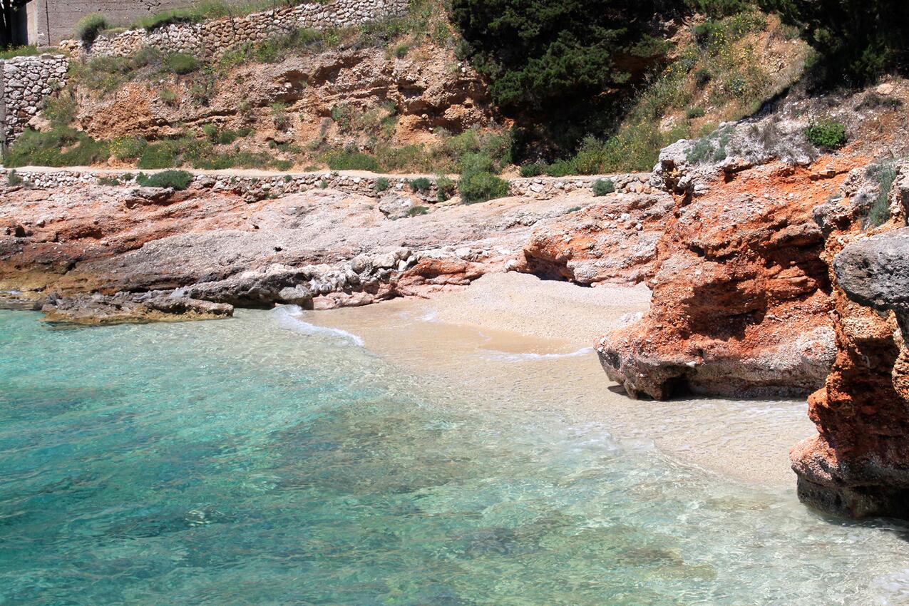 Nächster Strand - Ferienwohnungen am Meer Zavala, Hvar
