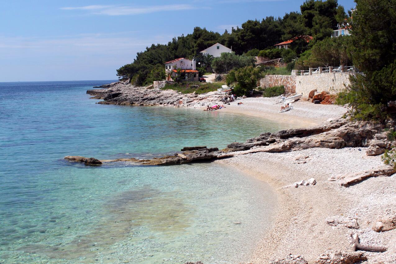 Nächster Strand - Ferienwohnungen mit Parkplatz Zavala, Hvar