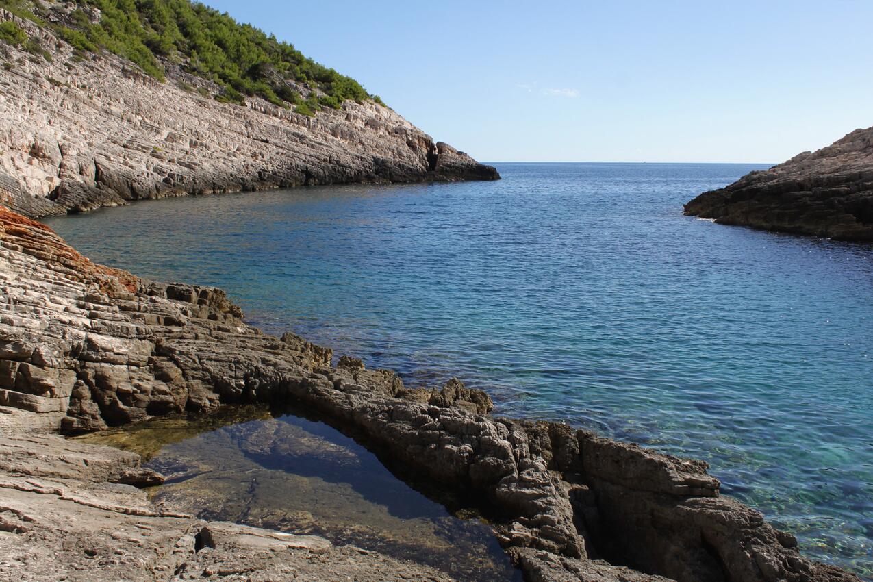 Nejbližší pláž - Robinsonský dům s parkovištěm Podhumlje, Vis