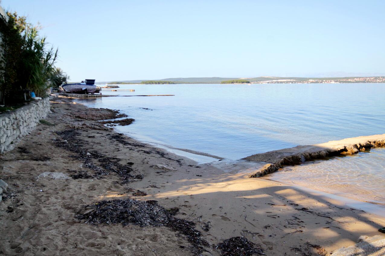 Nearest beach - Apartments with parking spaces Tkon, Pašman