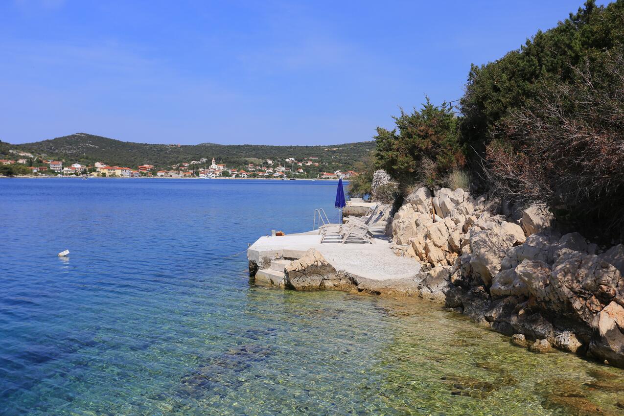 La spiaggia più vicina - Appartamenti accanto al mare Vinisce, Traù - Trogir