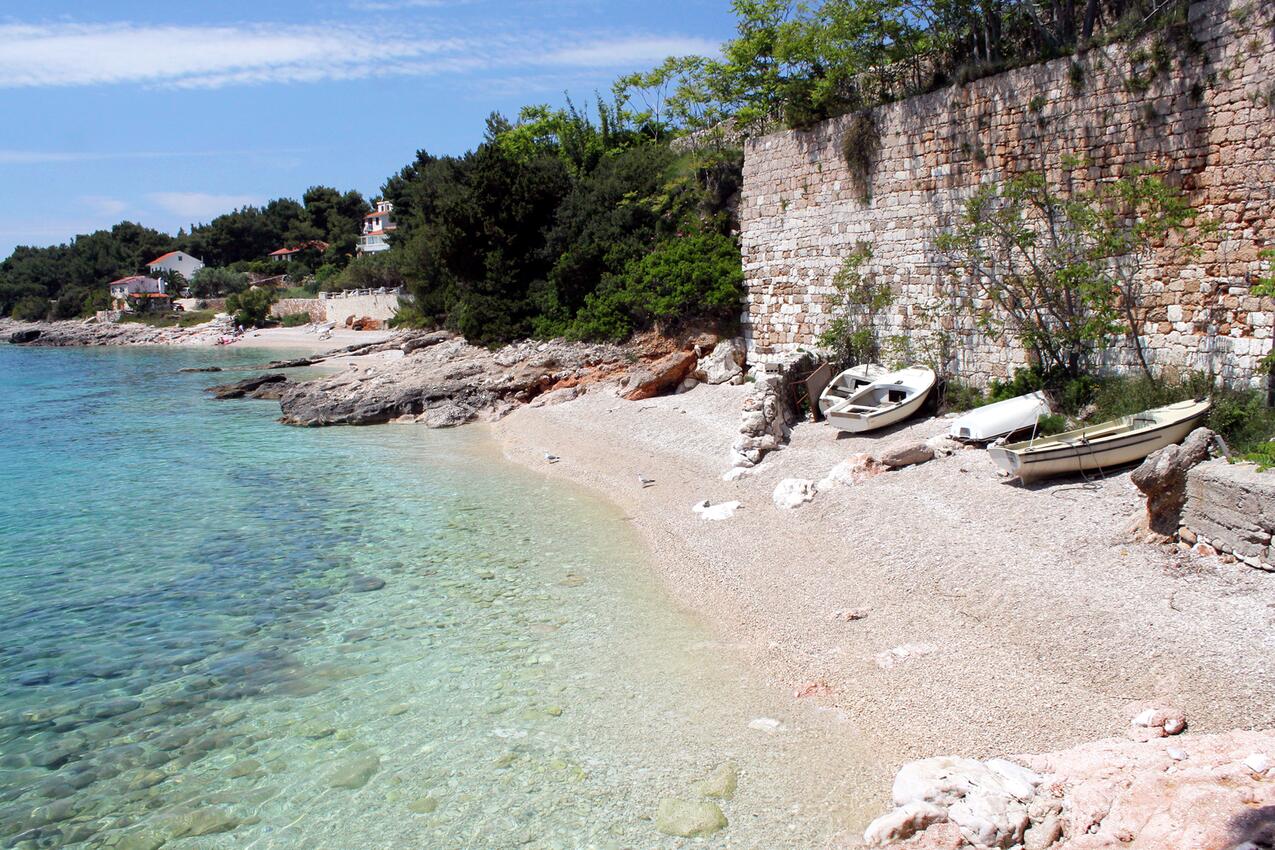 Nejbližší pláž - Apartmány s parkovištěm Zavala, Hvar