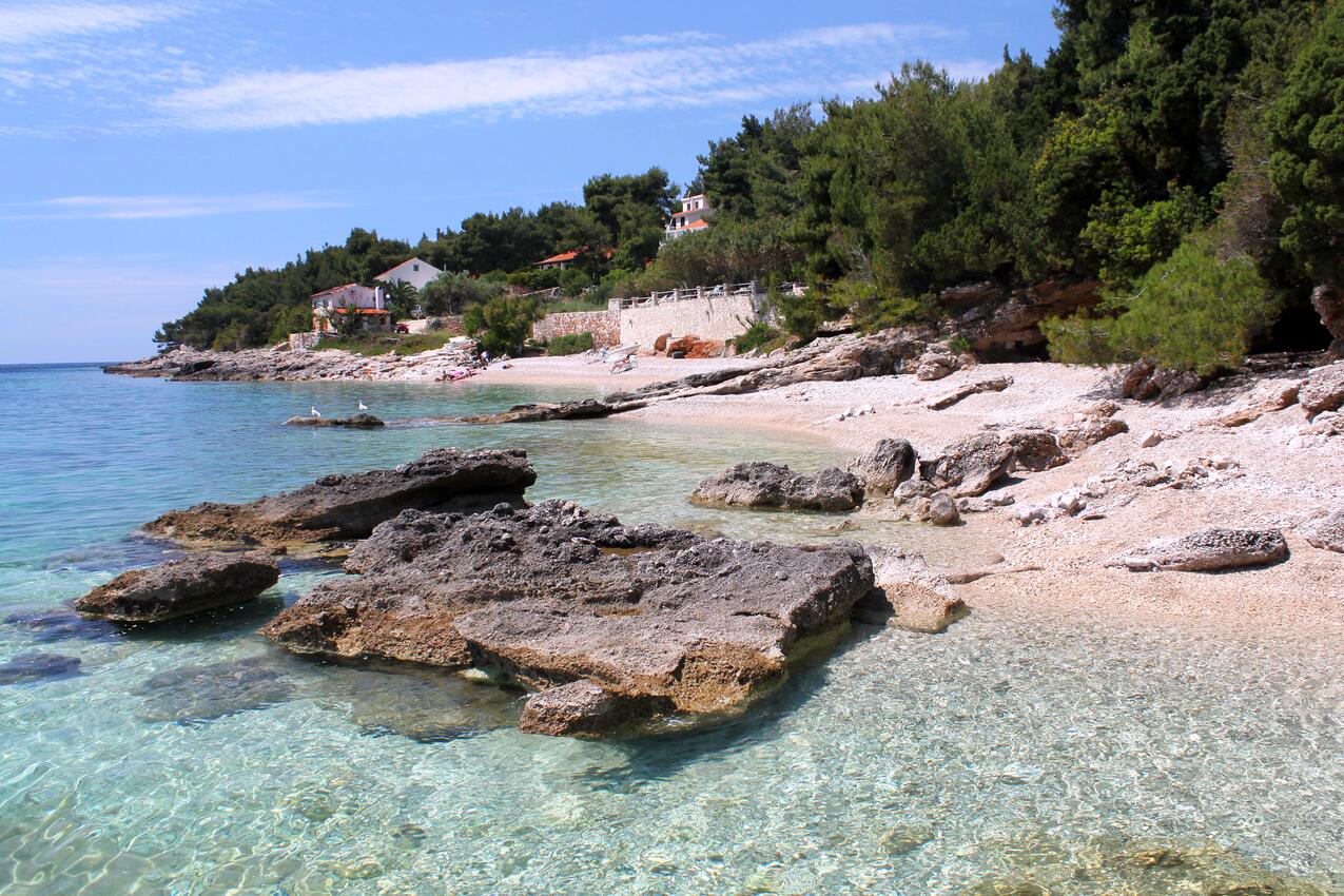 Nejbližší pláž - Apartmány s parkovištěm Zavala, Hvar