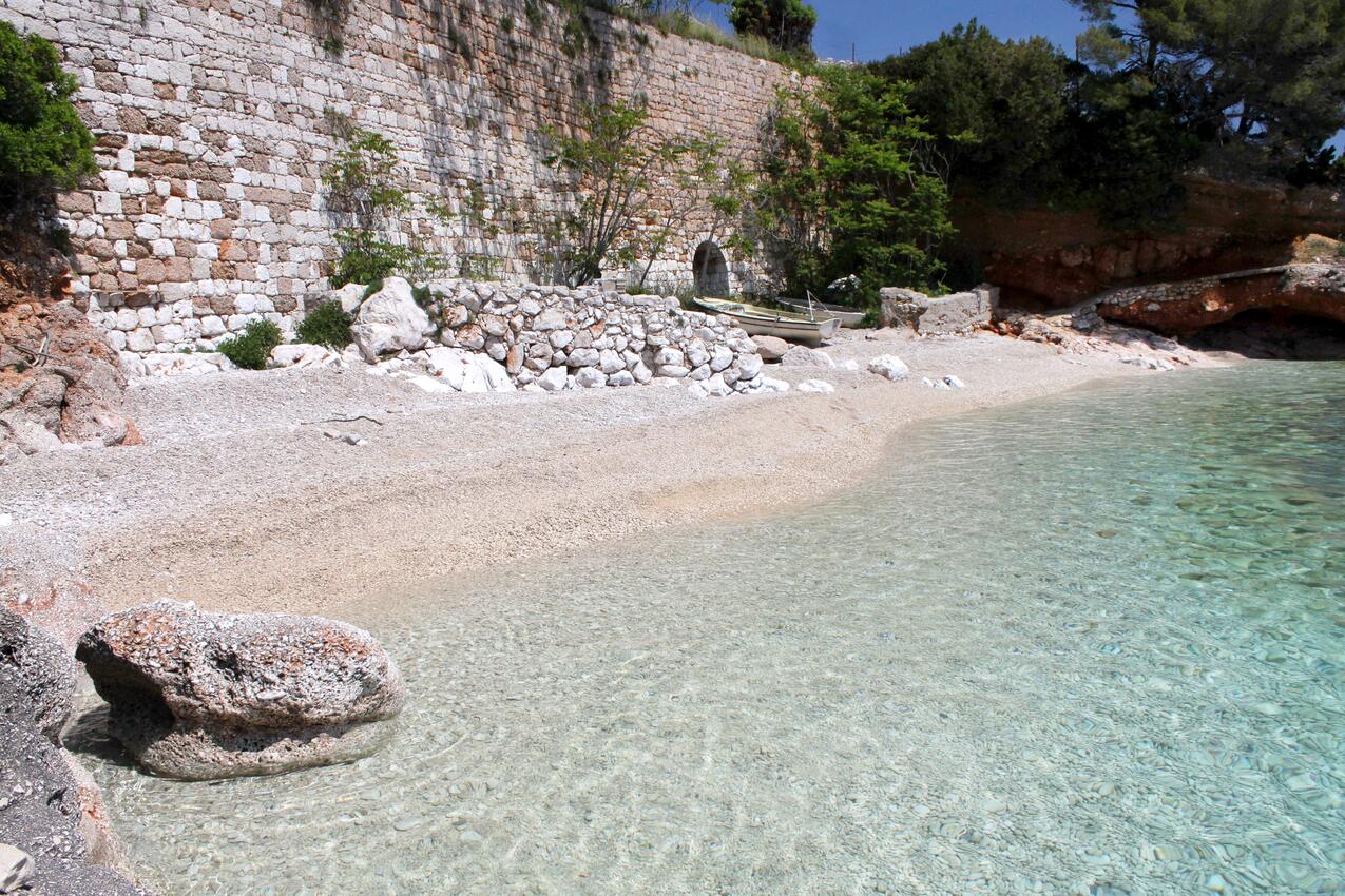 Nejbližší pláž - Apartmány s parkovištěm Zavala, Hvar