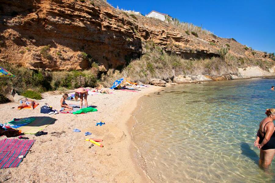 Nearest beach - Apartments with parking spaces Pag