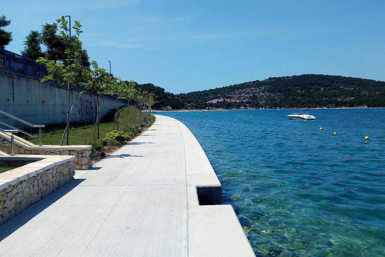 La spiaggia più vicina - Appartamenti accanto al mare Stretto - Tisno, Morter - Murter