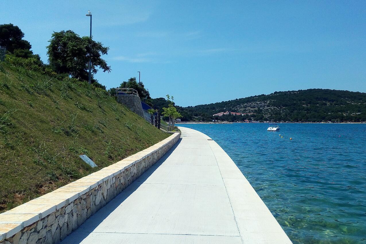 La spiaggia più vicina - Appartamenti accanto al mare Stretto - Tisno, Morter - Murter
