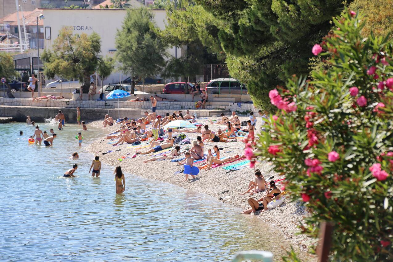 Nächster Strand - Ferienwohnungen am Meer Krilo Jesenice, Omis