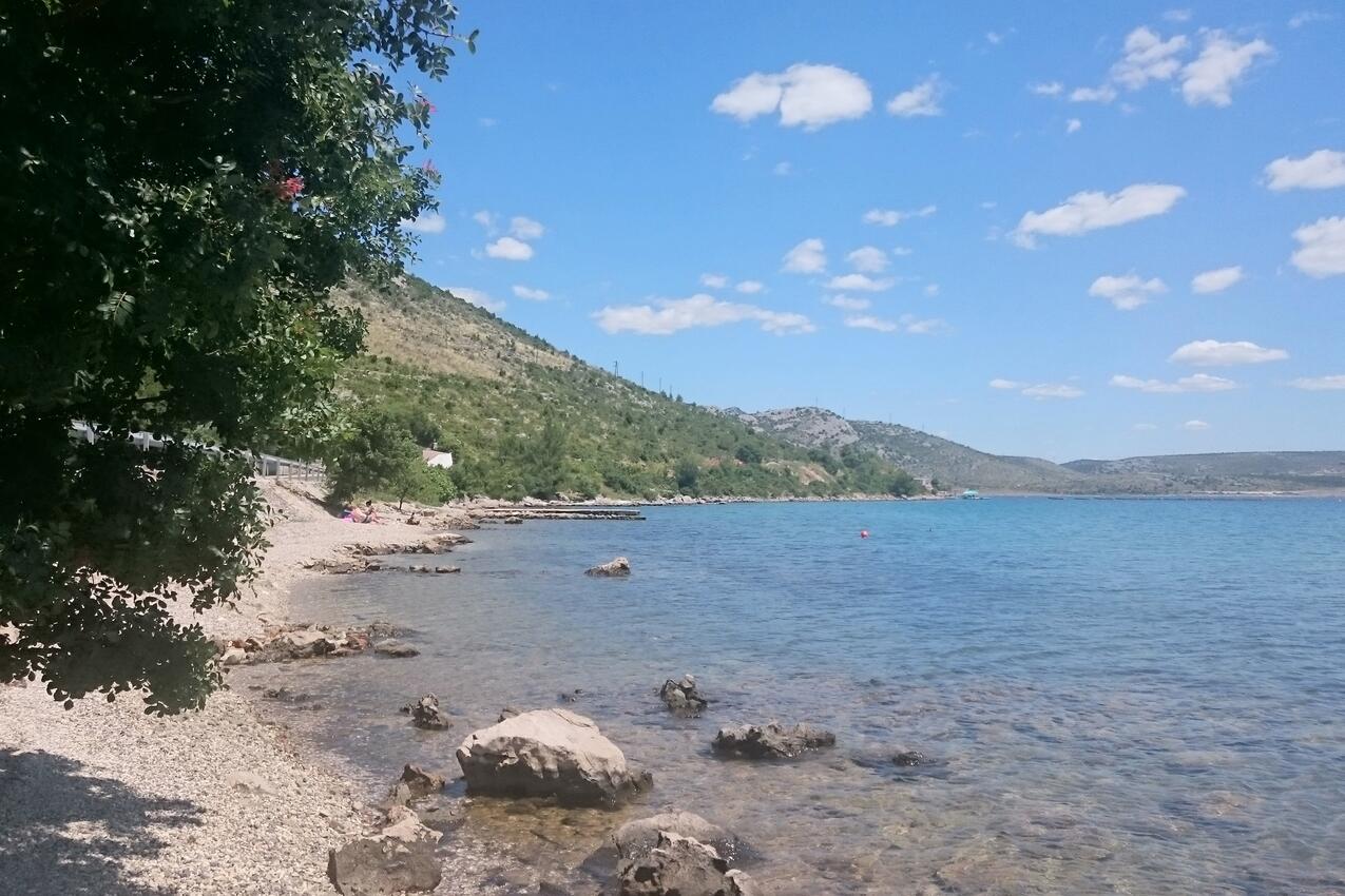 La spiaggia più vicina - Casa con piscina per famiglia Seline, Paklenica