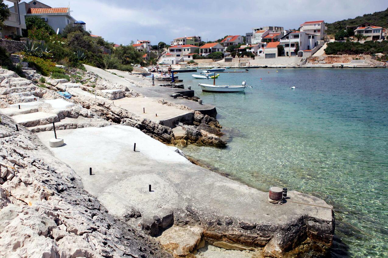 Nächster Strand - Ferienwohnungen am Meer Bucht Ostricka luka, Rogoznica