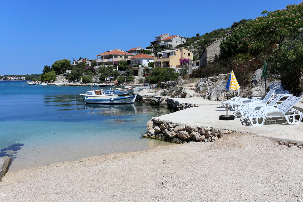 La spiaggia più vicina - Appartamenti accanto al mare Baia Kalebova Luka, Rogosnizza - Rogoznica