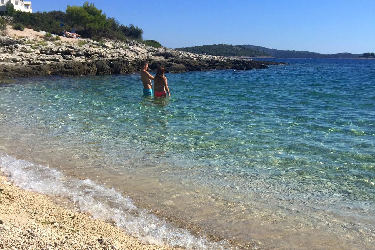 Nearest beach - Apartments and rooms with parking space Rogoznica