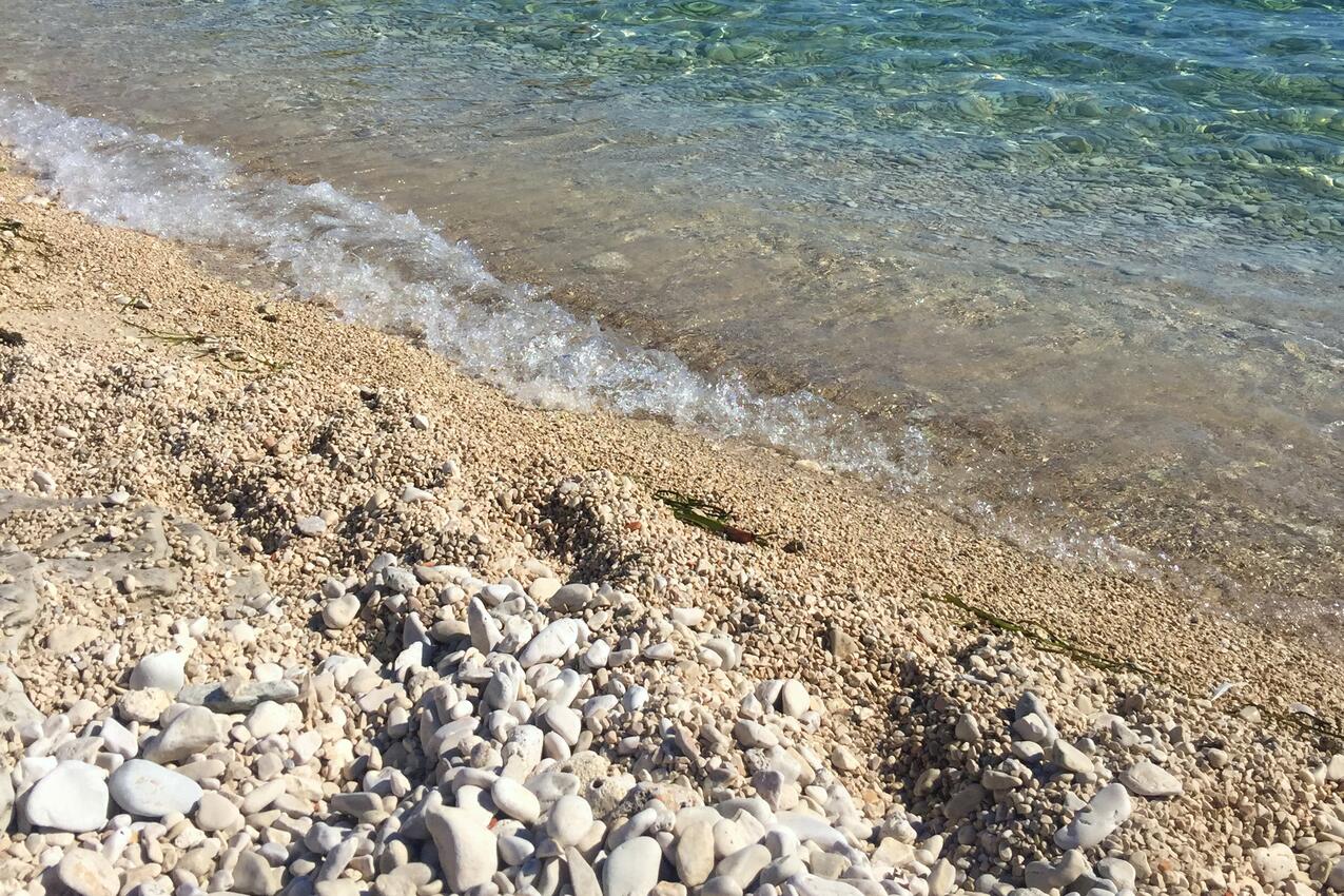 Nearest beach - Apartments and rooms with parking space Rogoznica