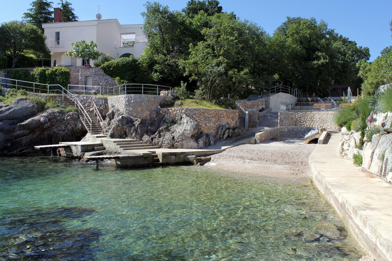 Nearest beach - Apartments with parking spaces Vantačići, Krk