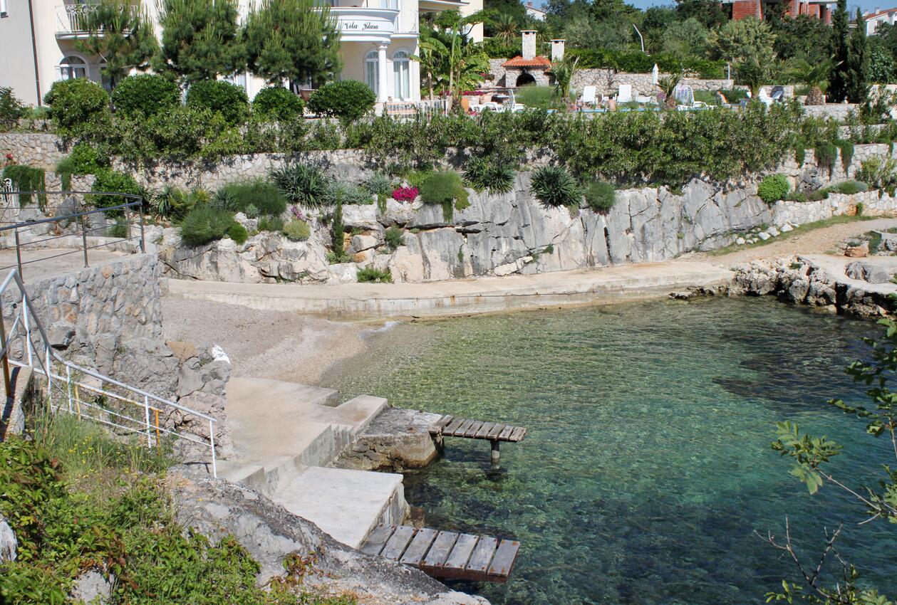 Nearest beach - Apartments with parking spaces Vantačići, Krk