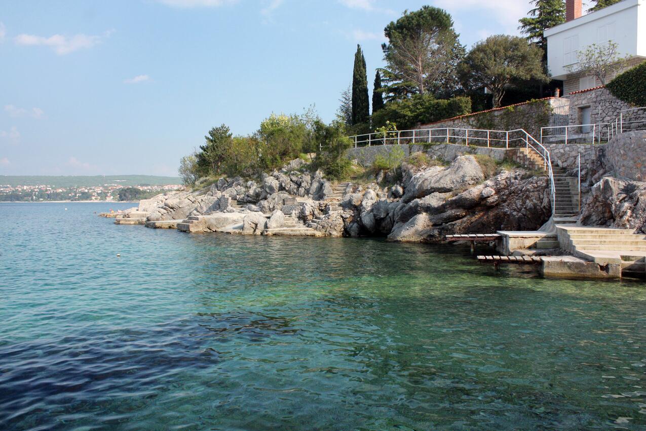 Nearest beach - Apartments with parking spaces Vantačići, Krk
