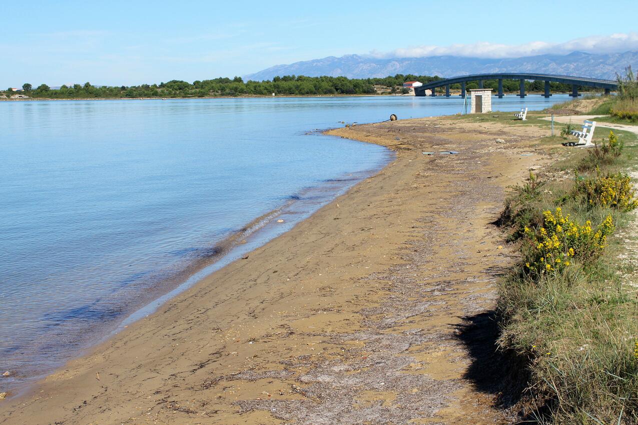 Nearest beach - Apartments with parking spaces Privlaka, Zadar